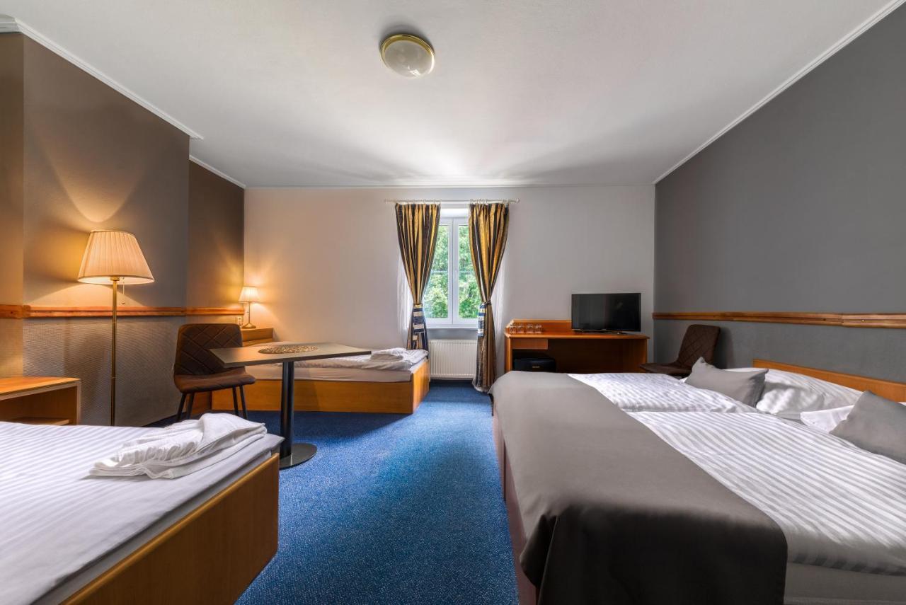 Hotel Carl Restaurant & Free Parking 4*
