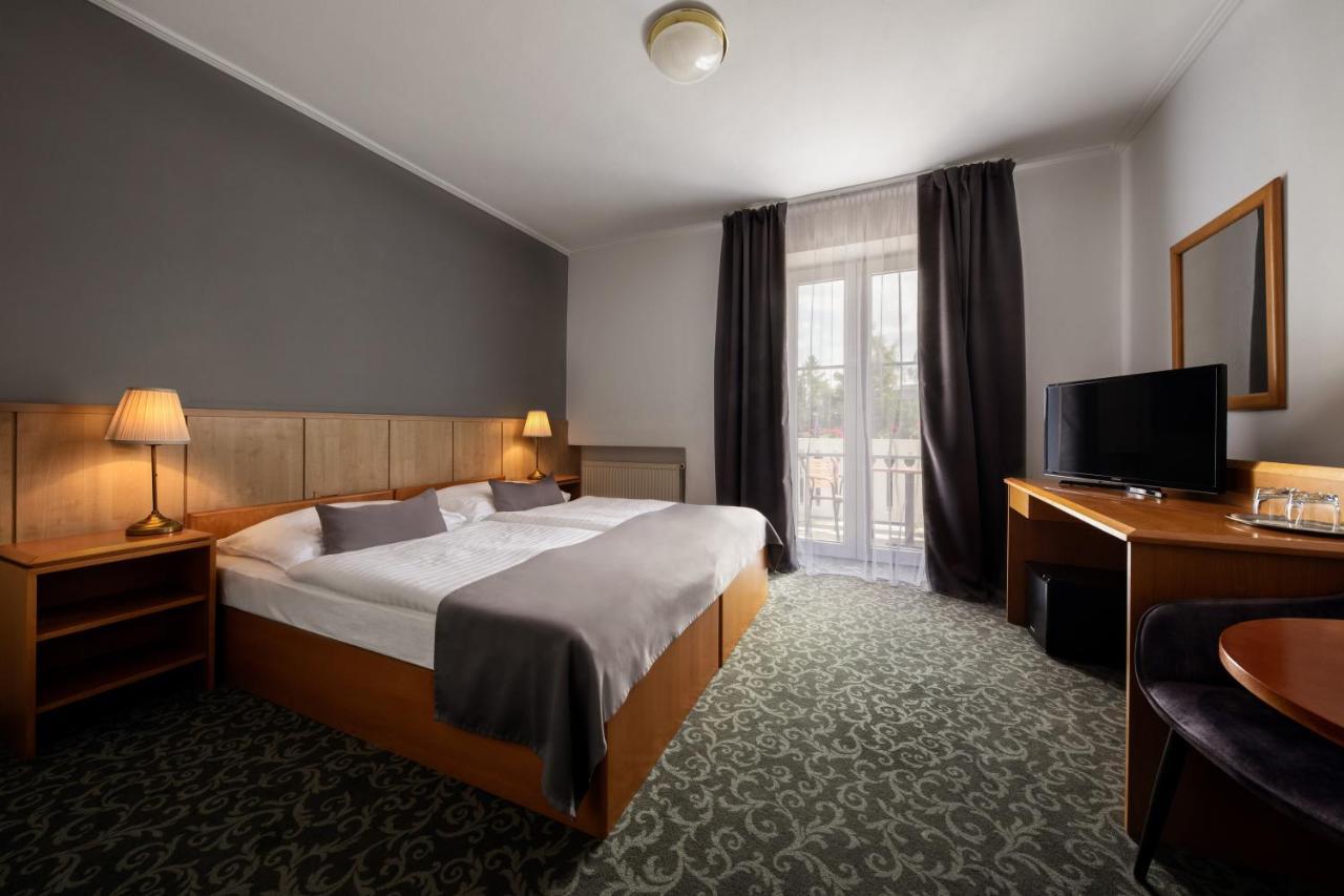 Carl Restaurant & Free Parking 4*