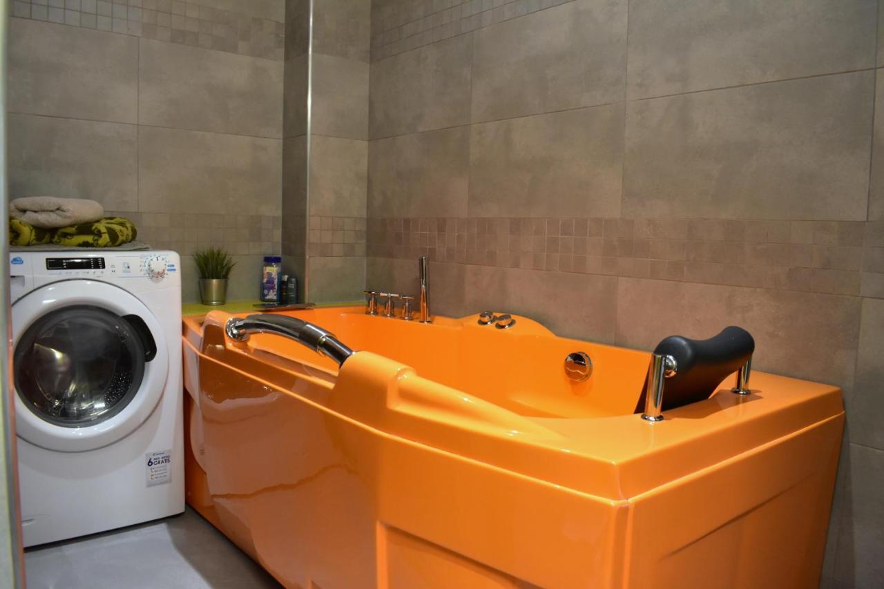 New Rooftop With Private Wellness, Sauna & Whirlpool Bath Apartment Prag