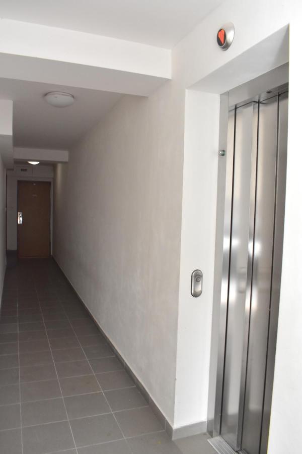 New Rooftop With Private Wellness, Sauna & Whirlpool Bath Apartment Prag
