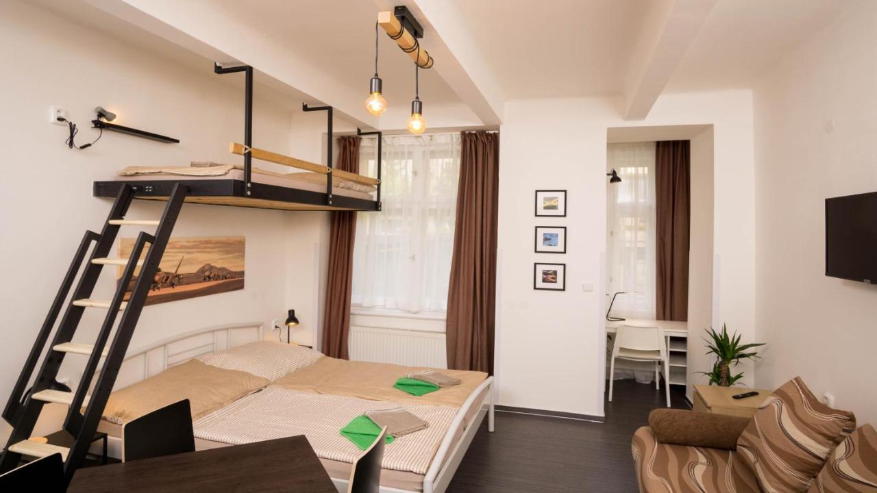 Flying Bed Close To Castle And Airport Prag