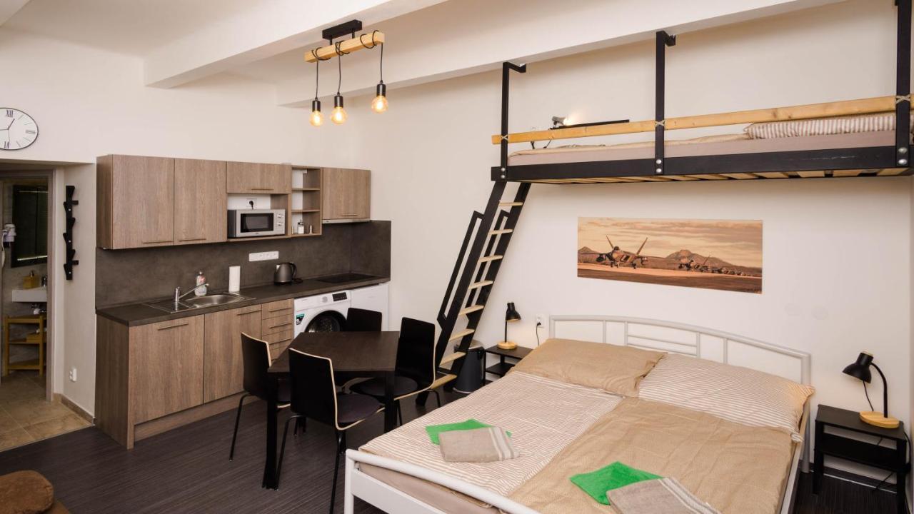 Flying Bed Close To Castle And Airport *