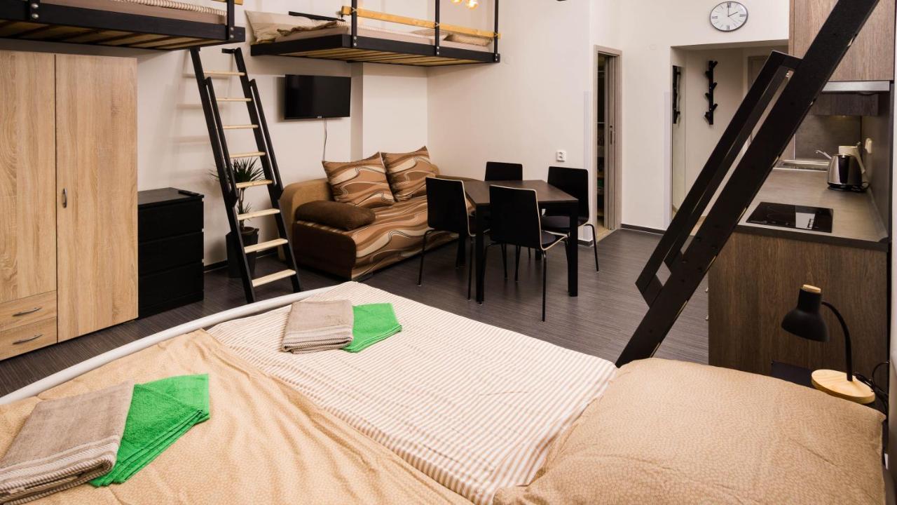 Flying Bed Close To Castle And Airport *