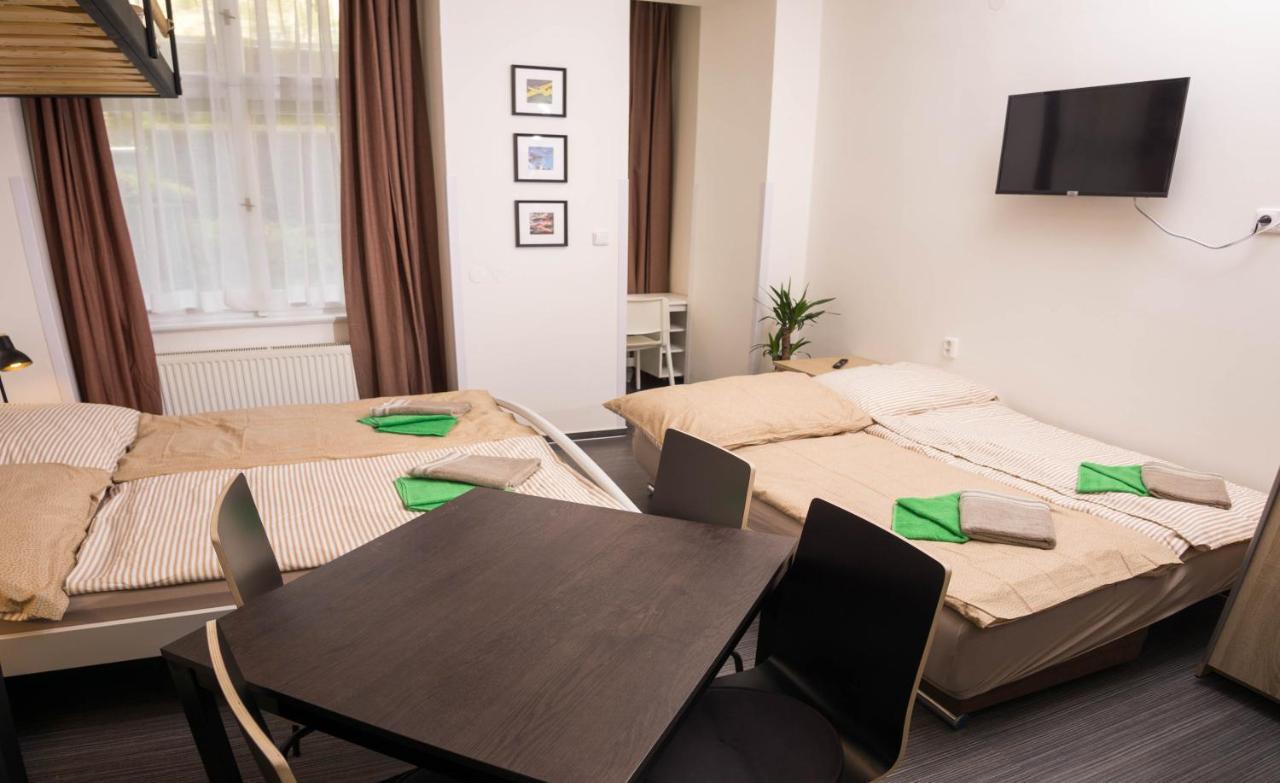Flying Bed Close To Castle And Airport Daire Prag