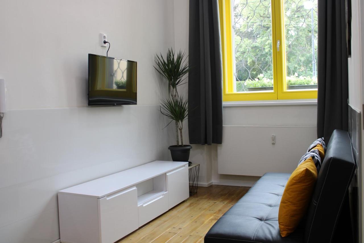 Apartment Lyly - Modern Apartment, Free Parking, Near The Metro *