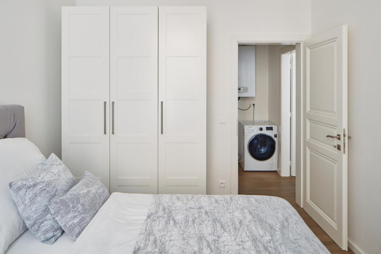 Apartment Minimalist In Lesser Town By Days *
