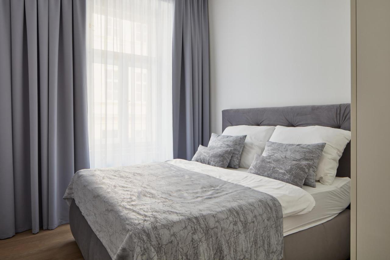 Apartment Minimalist In Lesser Town By Days *
