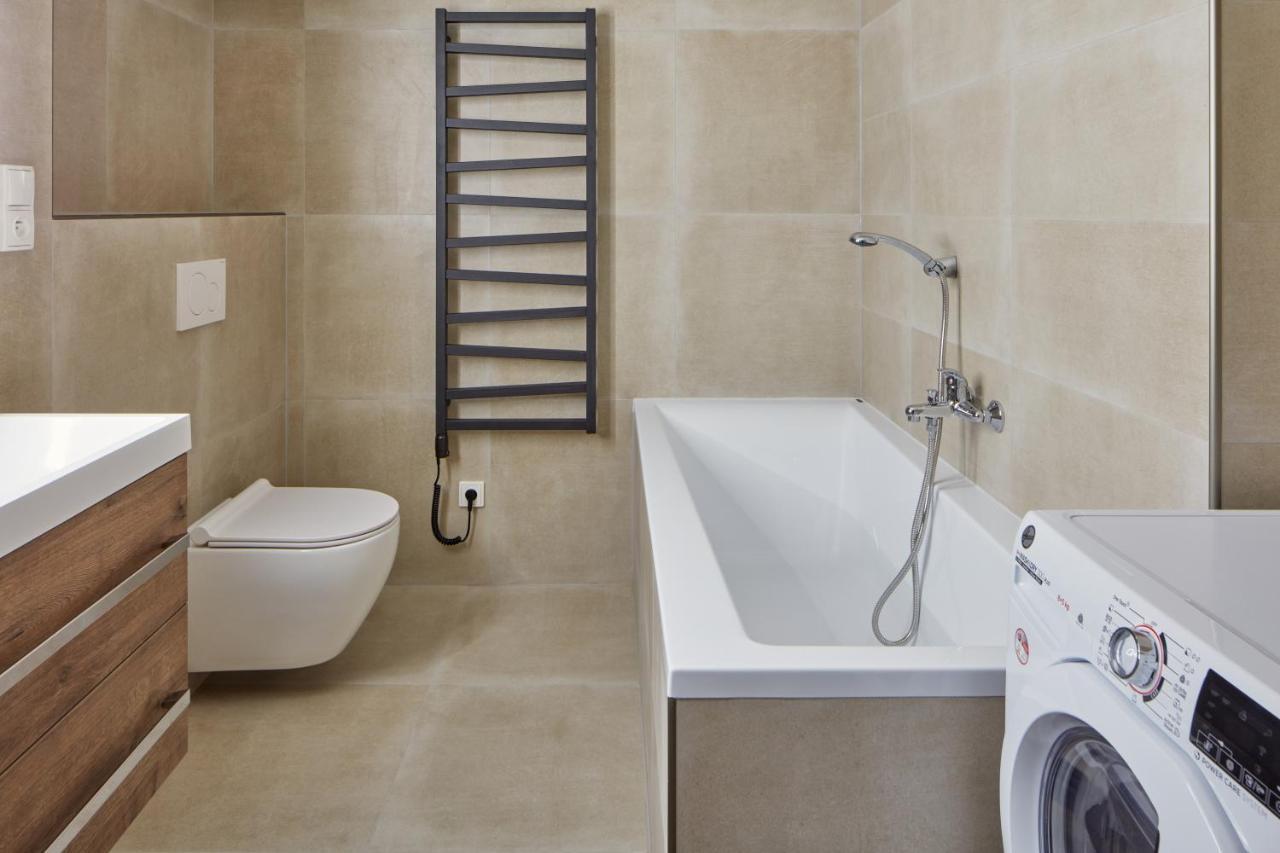 Days - Modern W Easy Access Apartment
