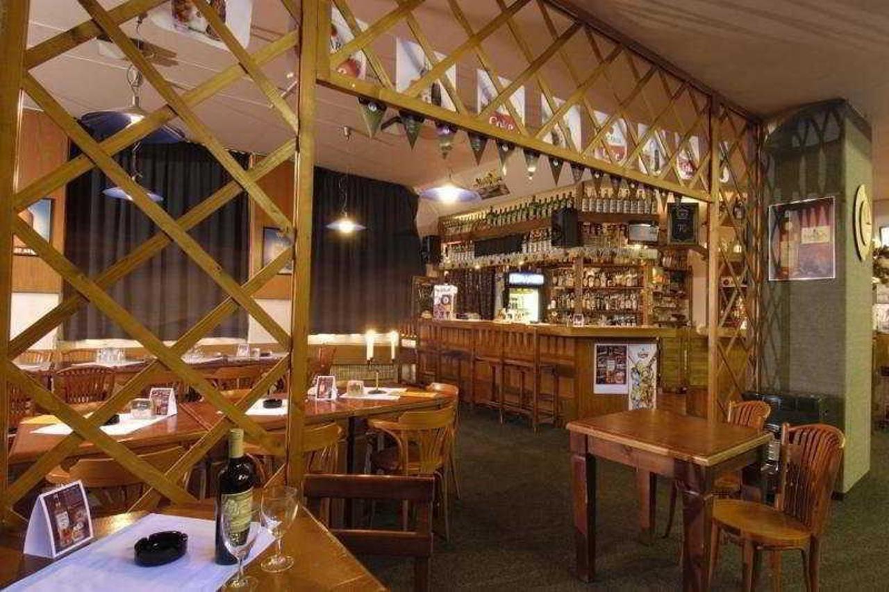 Junior Hotel *