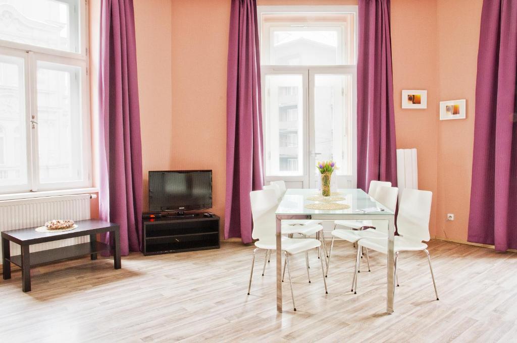 Royal Court Legerova 3*