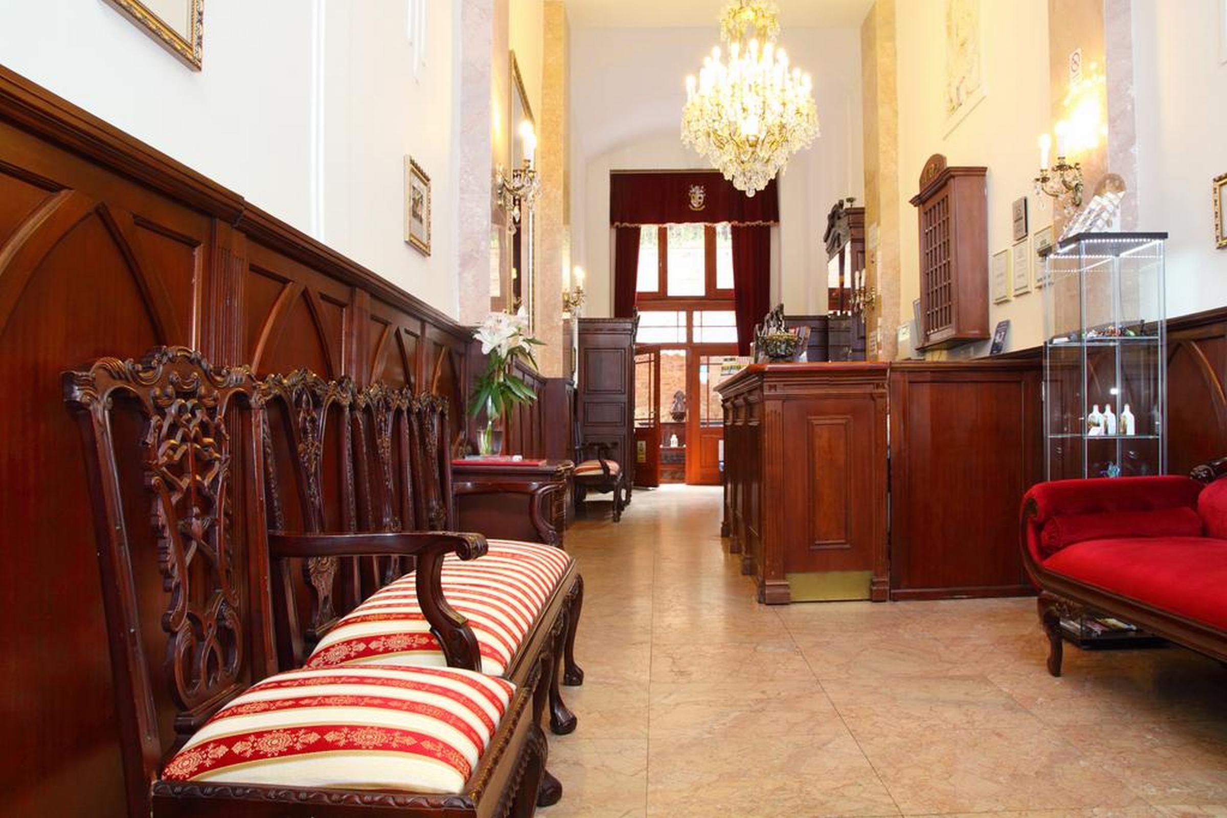 King Charles Boutique Otel