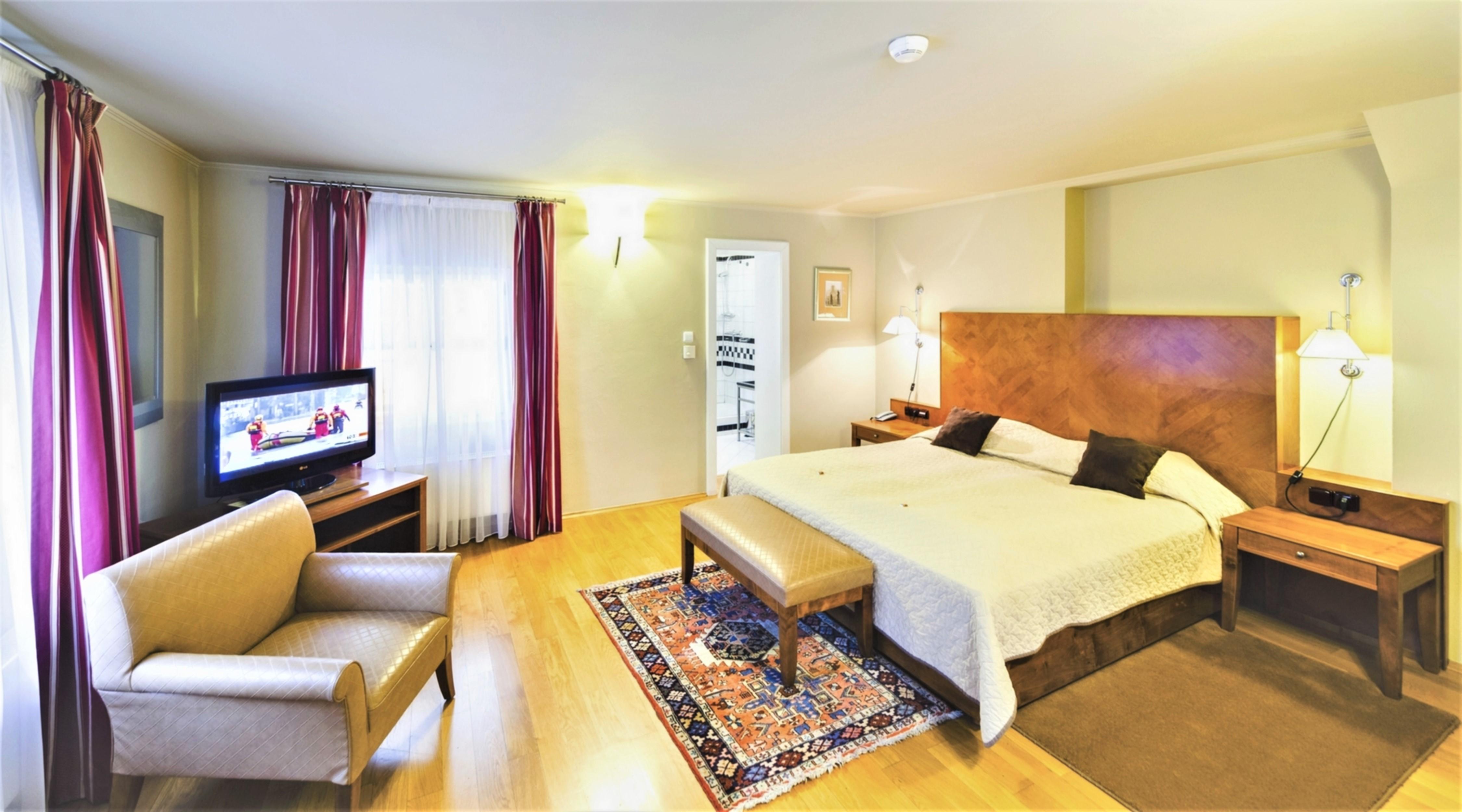 Hotel The Golden Wheel 4*