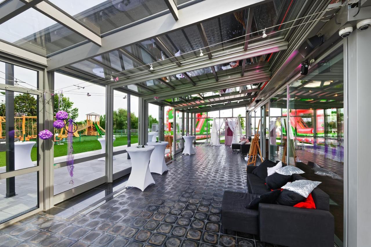 Aura Design & Garden Pool 3* Prague