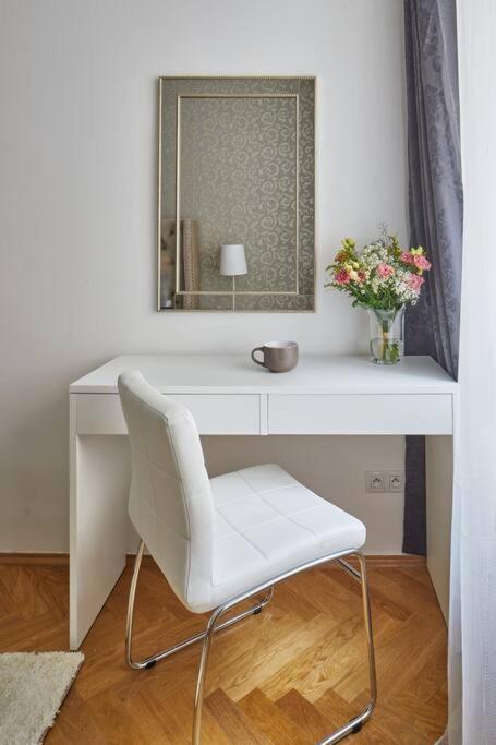 Gentle And Cozy Right At The Center Apartment Prag