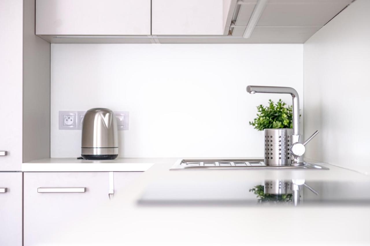 Newly Built In Vibrant Neighbourhood Apartamento *