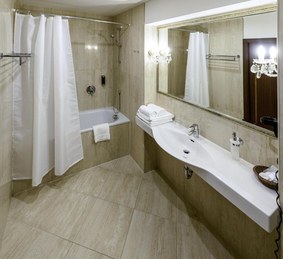 Hotel Fleur De Lis 4*