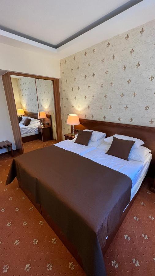 Fleur De Lis Hotel