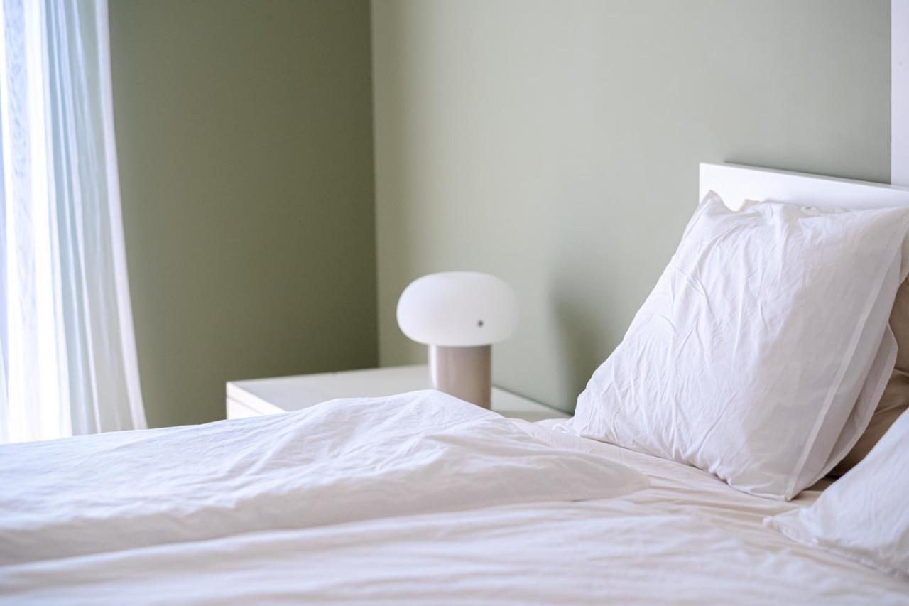 Newly Built In Vibrant Neighbourhood Apartamento *