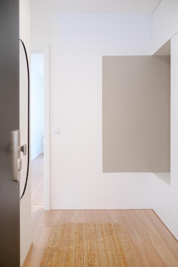 Newly Built In Vibrant Neighbourhood Apartamento