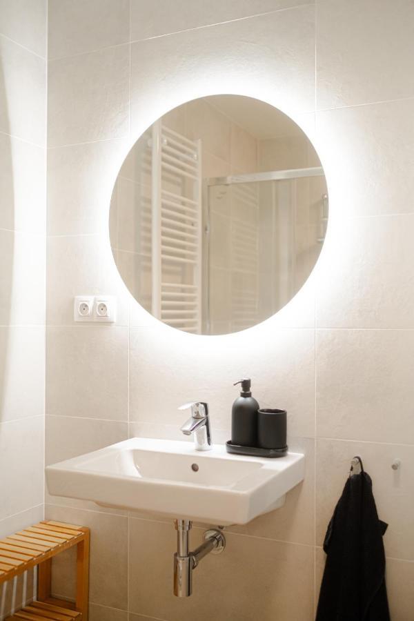 Newly Built In Vibrant Neighbourhood * Praga