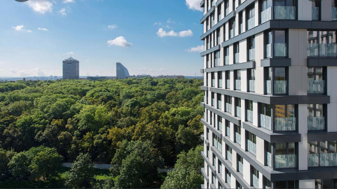 Garden Tower - 8 Min Do Centra, Garaz Apartment