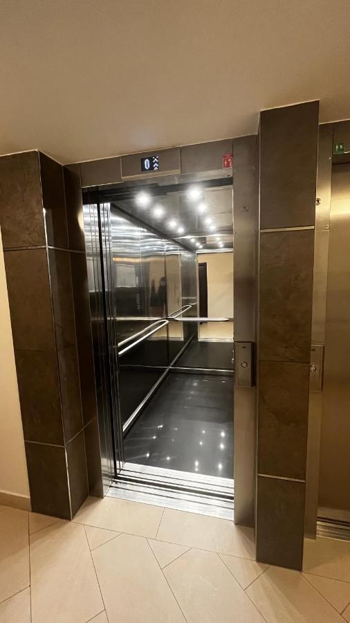 Apartment Garden Tower - 8 Min Do Centra, Garaz