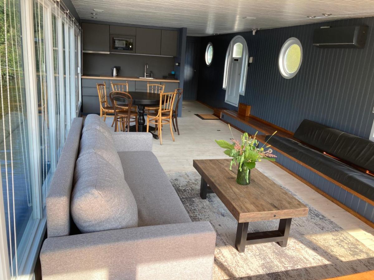 Houseboat - Place In * Prague