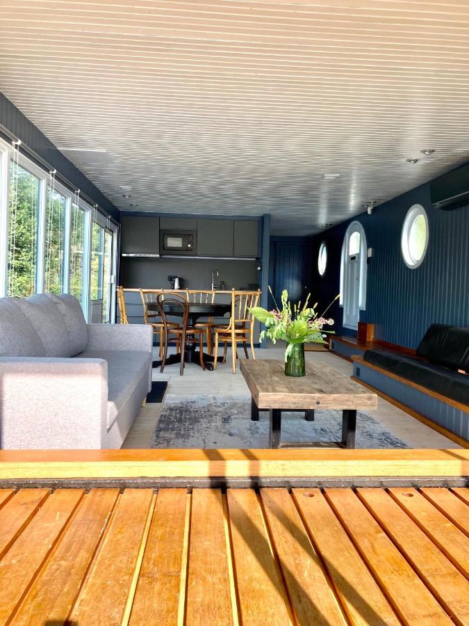 Tekne Houseboat - Place In *