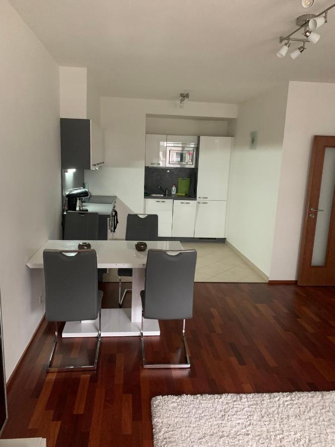 Apartment Garden Tower S Balkonem, Garaz Prag