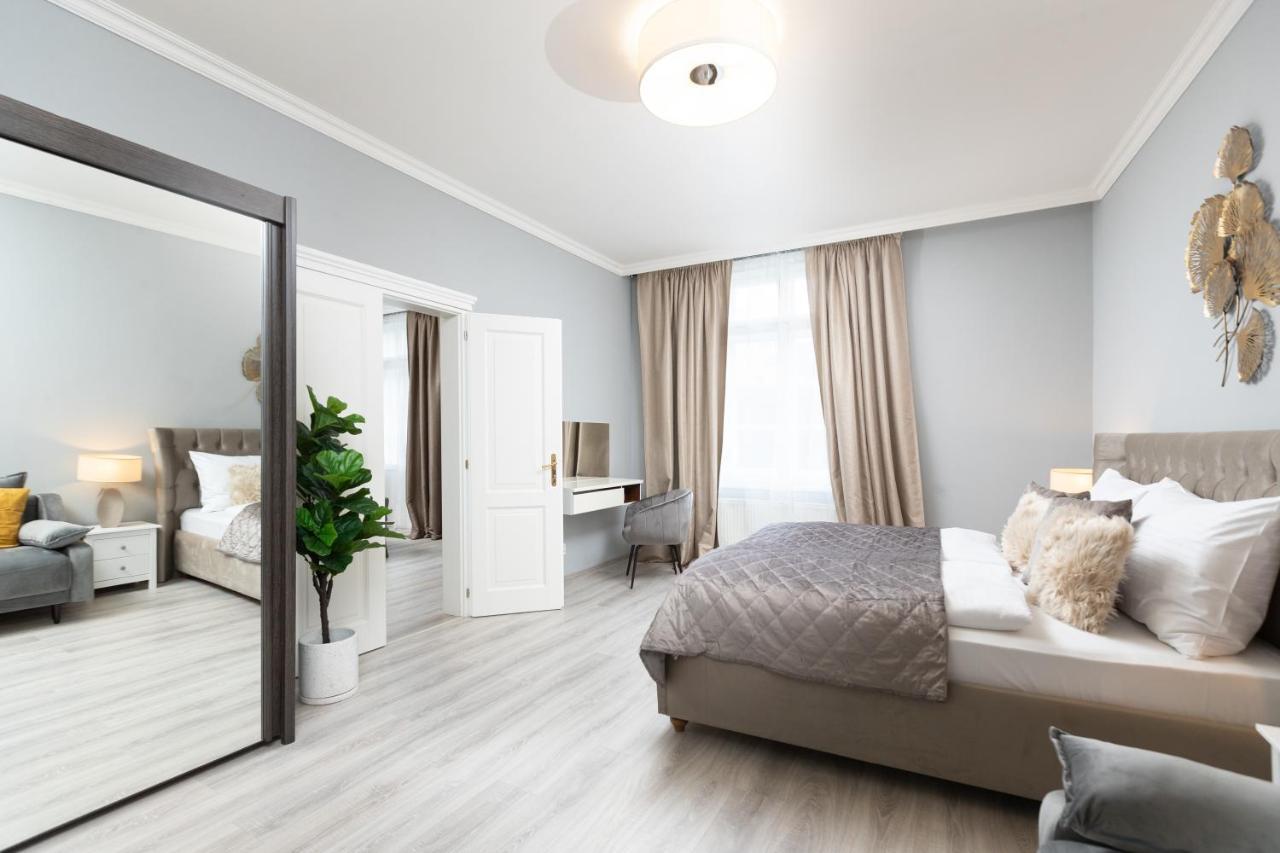 Luxury 150m2 On Wencelas Square With Private Garage Prague