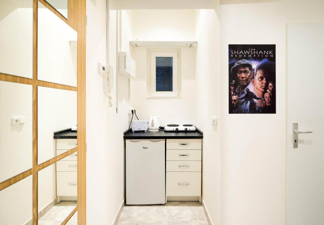 Appartement Prison - Get Locked Up In Centre Of *