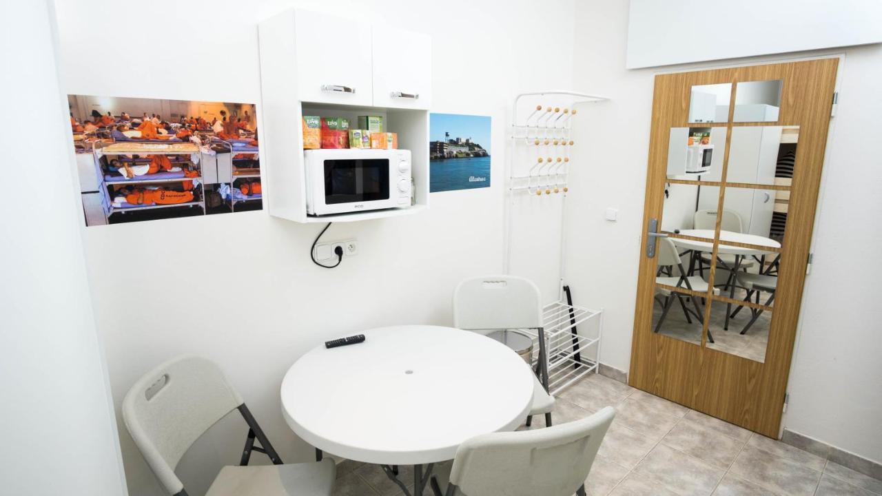 Prison - Get Locked Up In Centre Of Appartement *