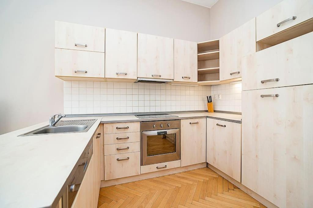 Cozy And Sunny In Uptown Apartment Prague