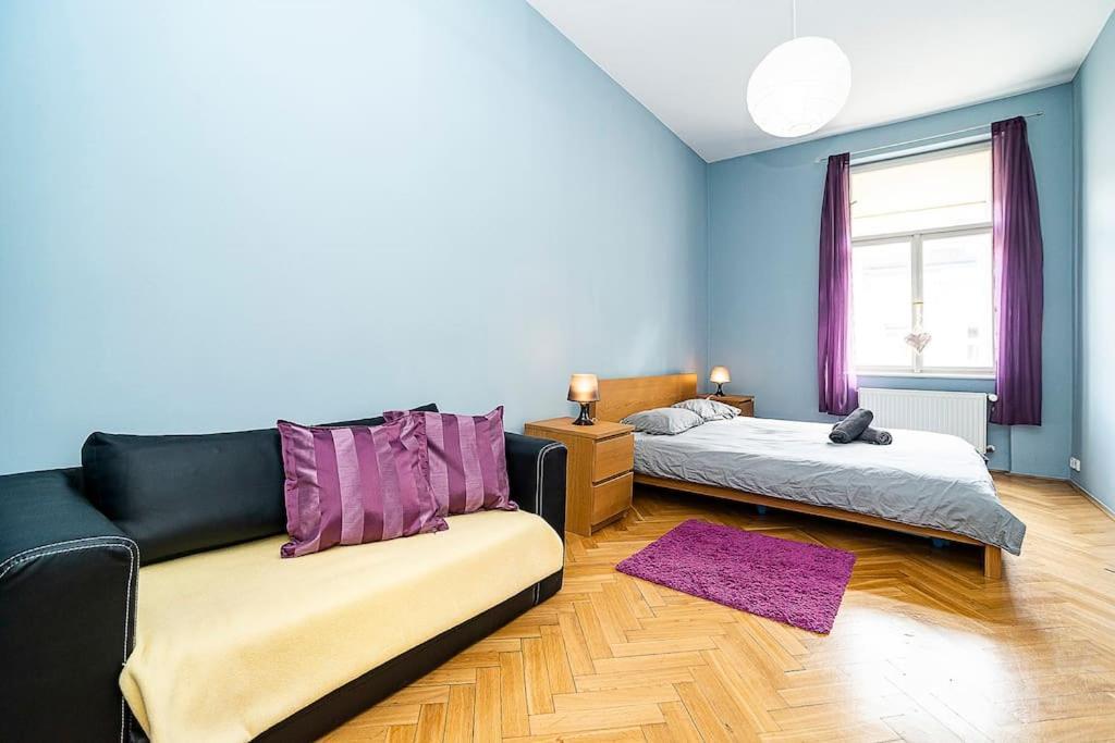 Cozy And Sunny In Uptown Apartment