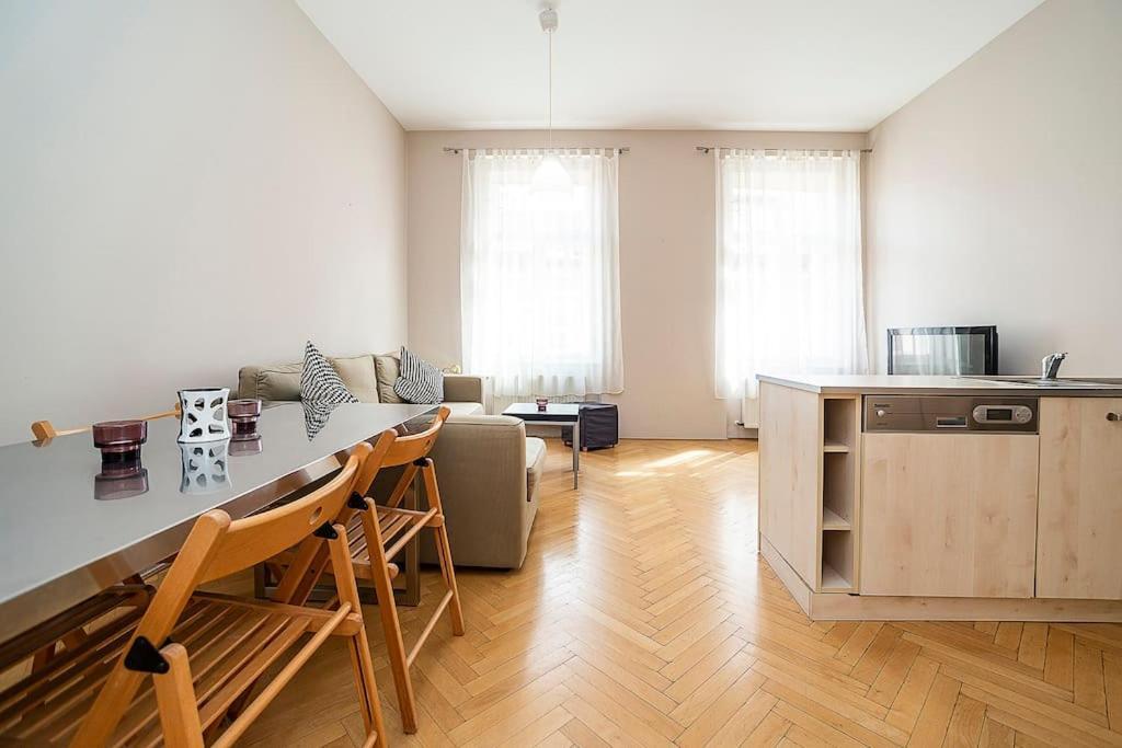 Cozy And Sunny In Uptown Apartment