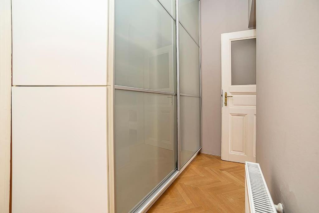 Cozy And Sunny In Uptown Apartment Prague