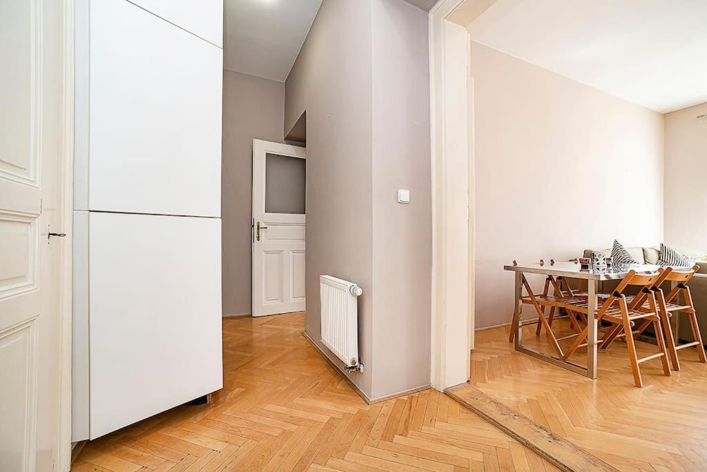 Cozy And Sunny In Uptown Apartment *