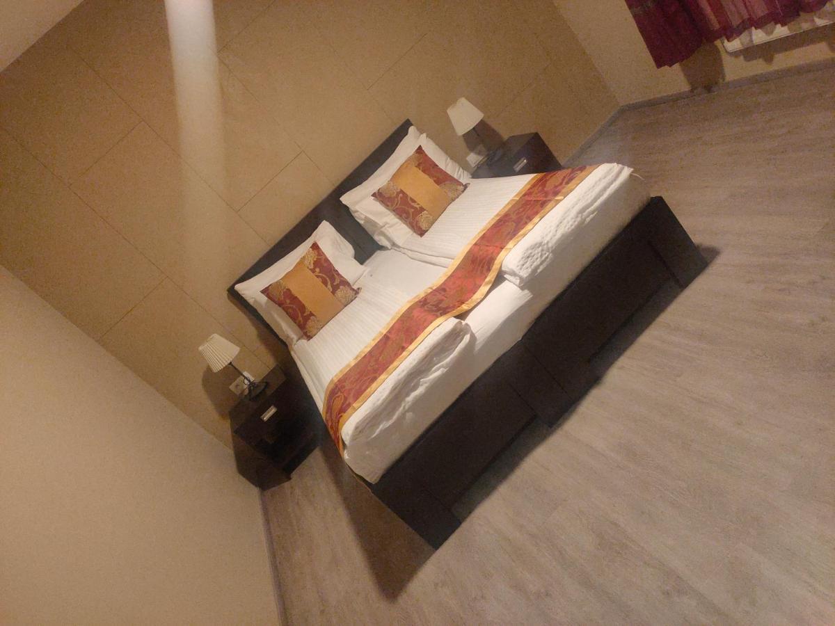 Hotel Sun-house Pension&restaurant -parkingfree- Praga