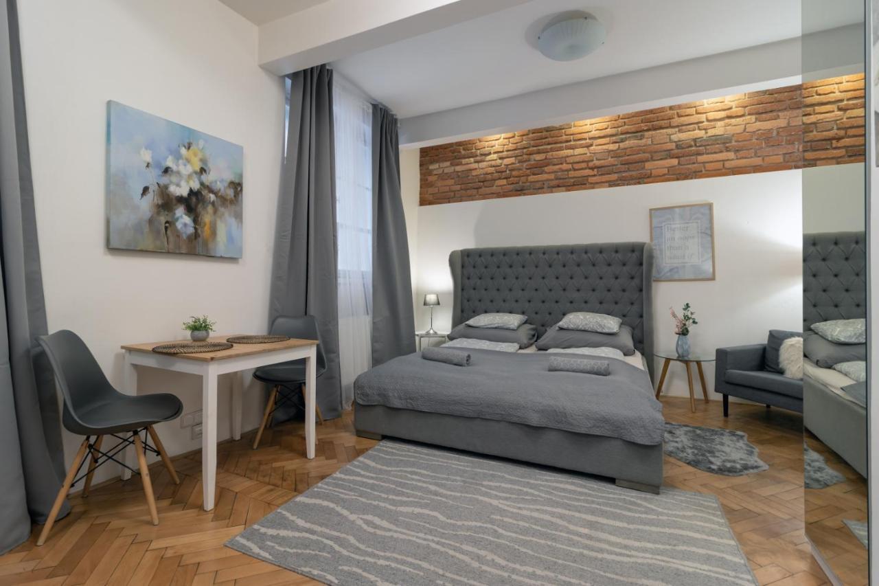 Cozy Local Naplavka In Center Apartment *