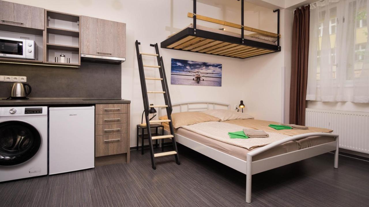 Flying Bed Close To Castle And Airport *