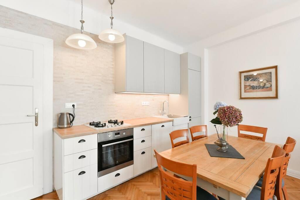 Apartment Luxury 3bedrs 2baths By Old Town Square Prag