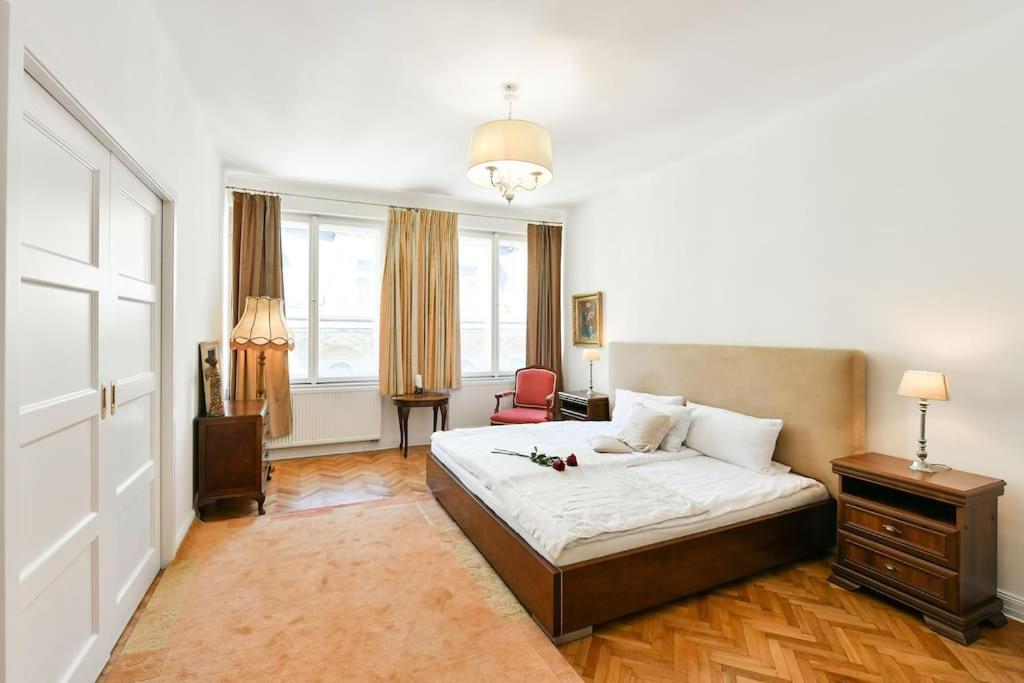 Luxury 3bedrs 2baths By Old Town Square Apartment Prag
