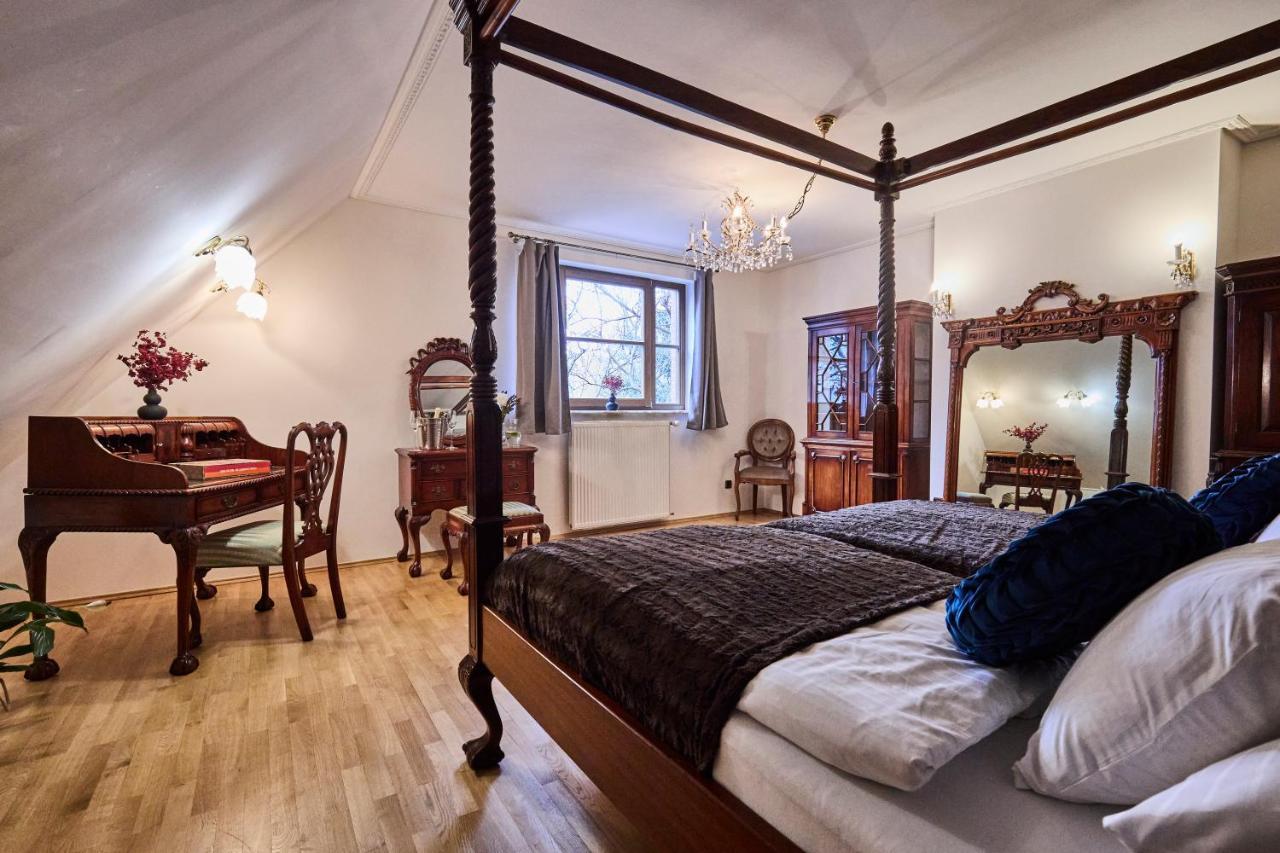 *the Little Castle* With Heated Pool And Sauna * Prague