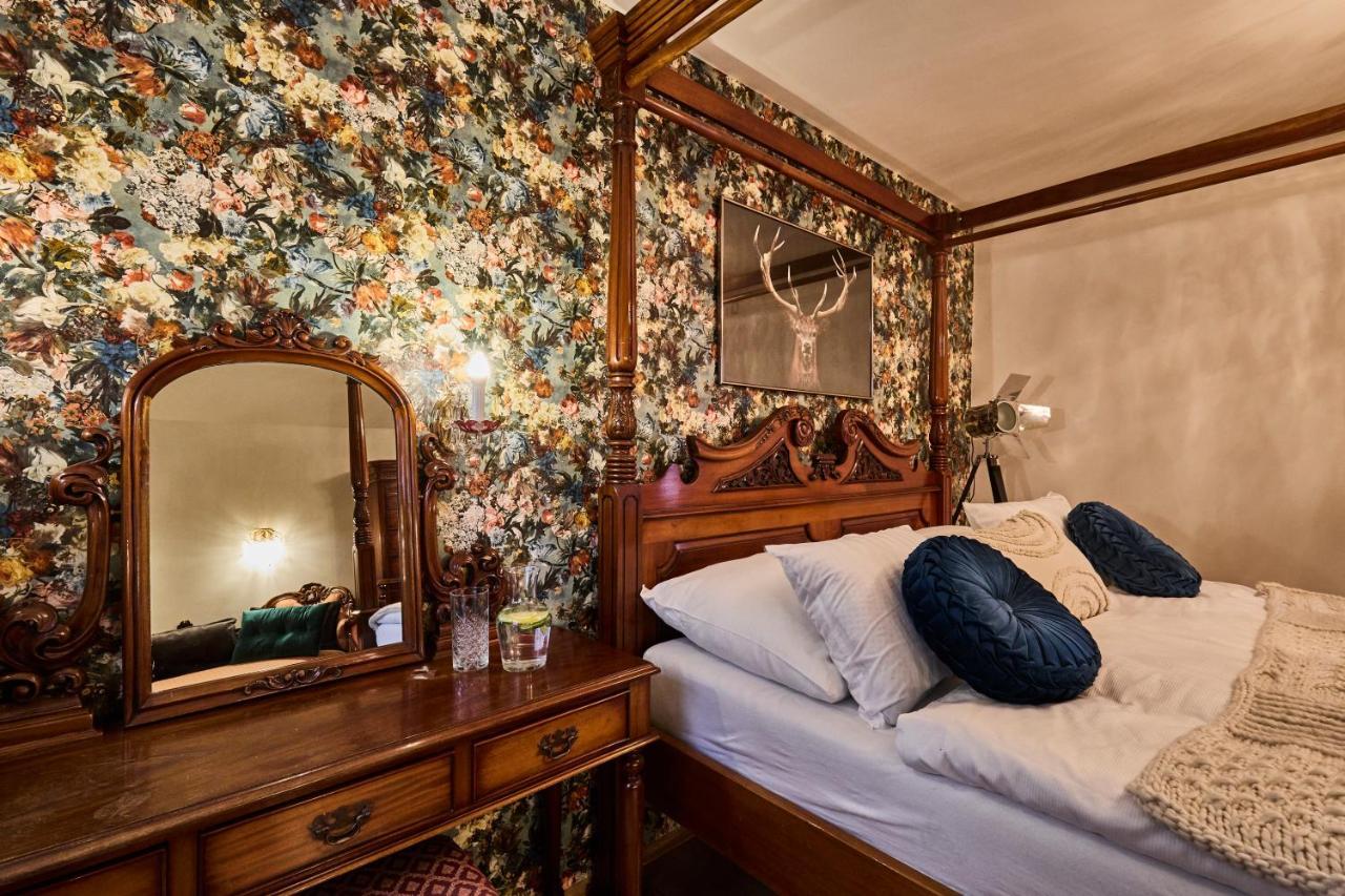 Villa *the Little Castle* With Heated Pool And Sauna Prague
