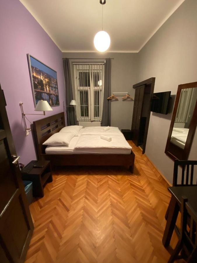 Station 3* Prag