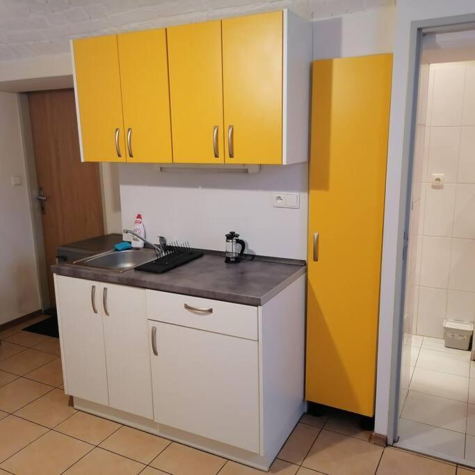 Basement In The City Center!! Apartamento Praga