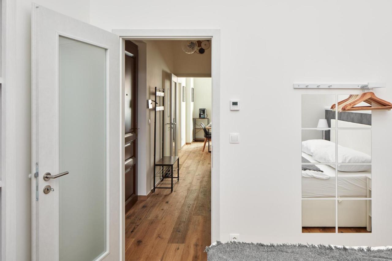 Days - Stylish - Workspace Appartement Prague