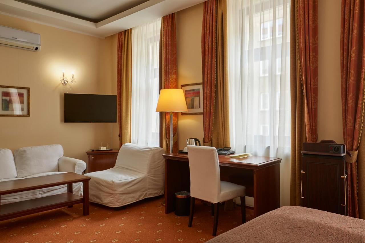 Fleur De Lis Hotel