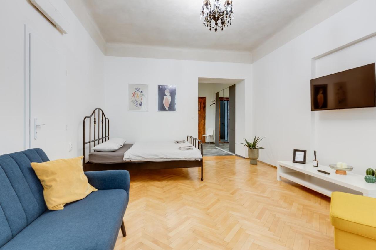 Lovely Heart Of Apartment