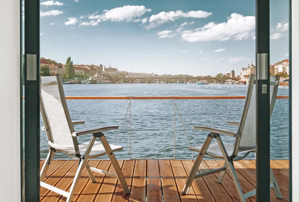 Vipliving Houseboat Botel Prague